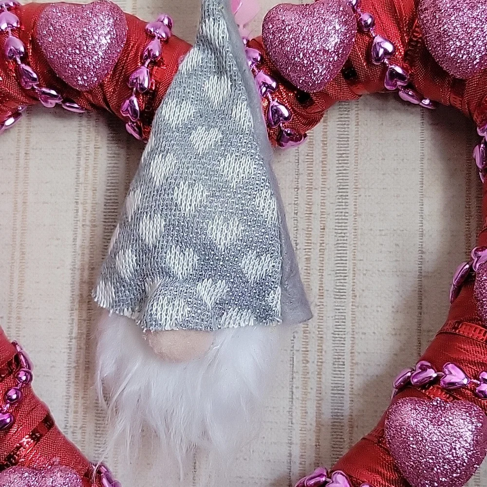 HAND CRAFTED WREATH VALENTINE'S GNOME HEARTS